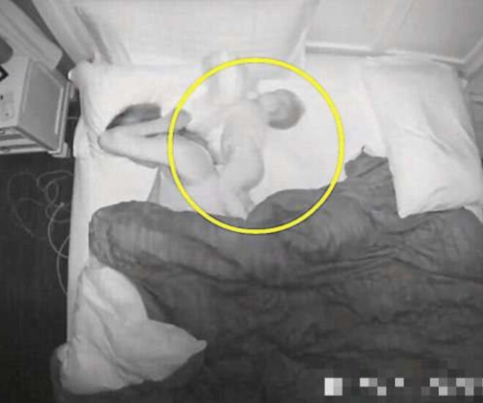 Camera ghi cảnh giữa đêm người mẹ đang ngủ, 2 con nhỏ lần lượt có những hành động ai xem cũng thấy thương