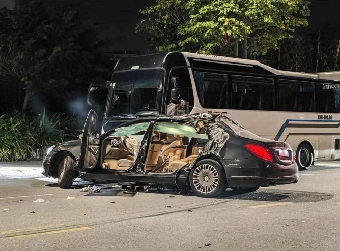 Siêu xe tông ô tô khách đỗ ven đường, một người tuvong thương tâm