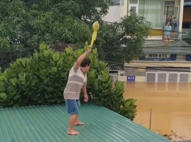 Danh tính người đàn ông có 'cú ném tiếp tế' cho hàng xóm trong vùng lũ