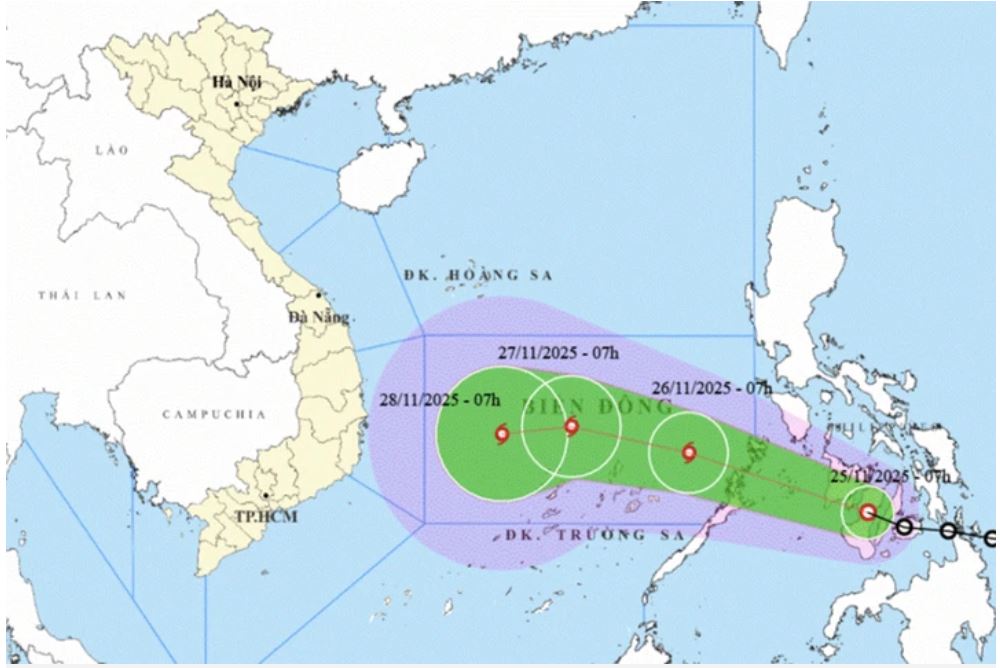 Hai kịch bản khó lường của bão số 15 vào nước ta, miền Trung đối mặt mưa lớn