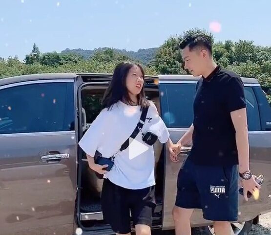 Thấy học sinh ngày nào cũng gặp gỡ một người đàn ông trẻ, cô giáo mời phụ huynh đến gặp thì ngượng mặt