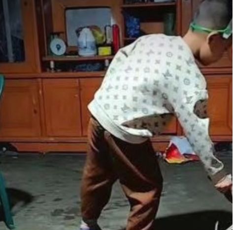 Tranh cãi về vụ việc cháu bé người Nùng làm những chuyện khó hiểu, bố phải đưa đi ‘vái tứ phương’