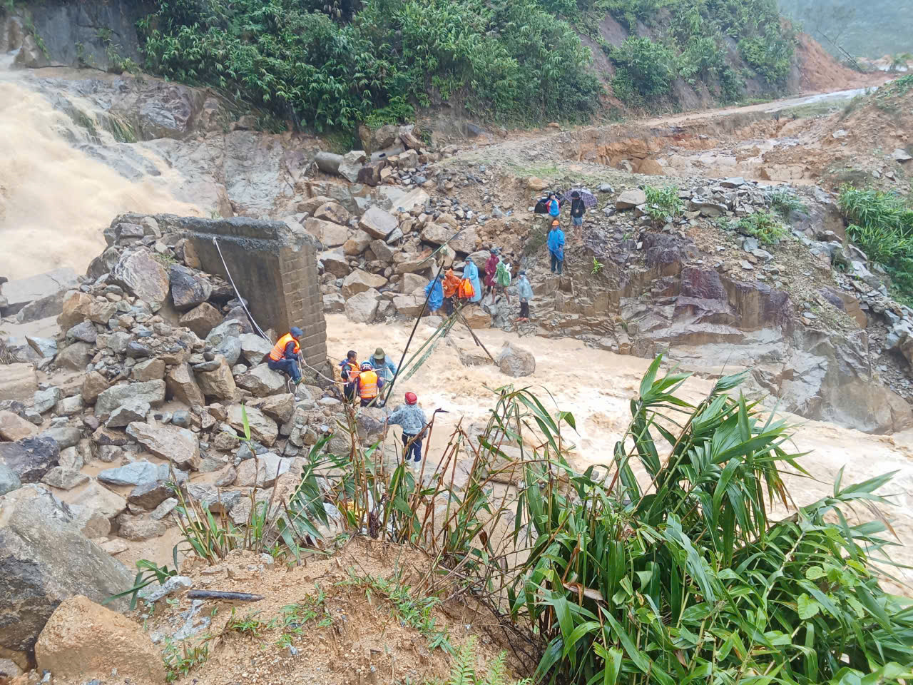 Thót tim hành trình đưa cô giáo mang thai 37 tuần vượt lũ dữ đến cơ sở y tế