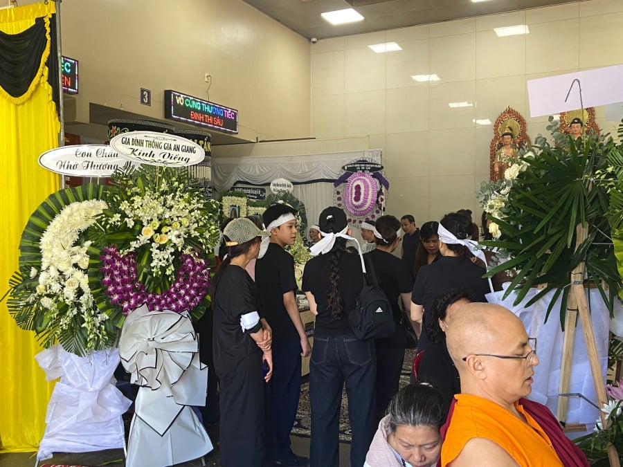 Tang lễ nghẹn lòng của 3 mẹ con vụ cháy quán bún ốc: Người thân bật khóc, quỵ ngã bên di ảnh